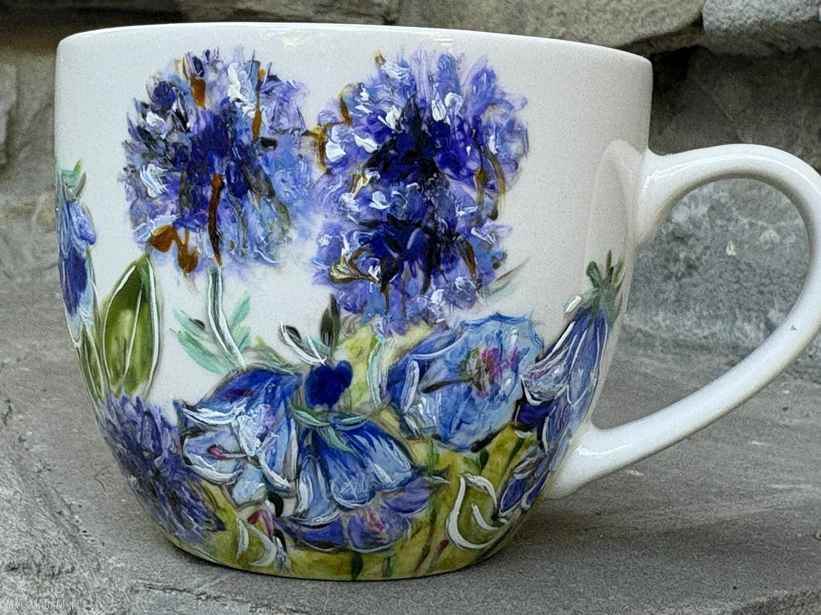 Porcelanowa filiżanka ręcznie malowana - niebieskie kwiaty (250 ml) ze spodkiem