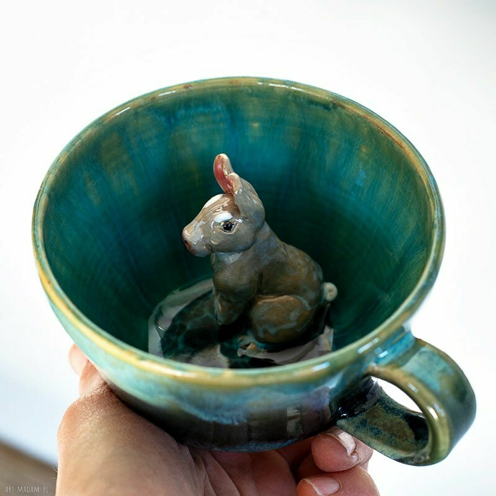 Turkusowa filiżanka ceramiczna z figurką królika - Leśne jeziorko, 380 ml