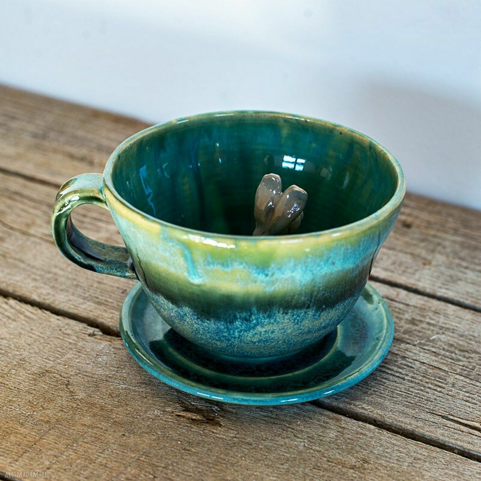 Turkusowa filiżanka ceramiczna z figurką królika - Leśne jeziorko, 380 ml