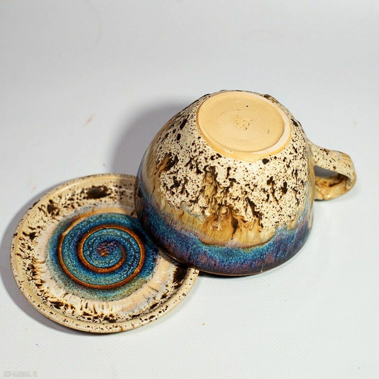 Filiżanka ceramiczna z figurką żabki - nakrapiany opal (ok 370-380 ml)