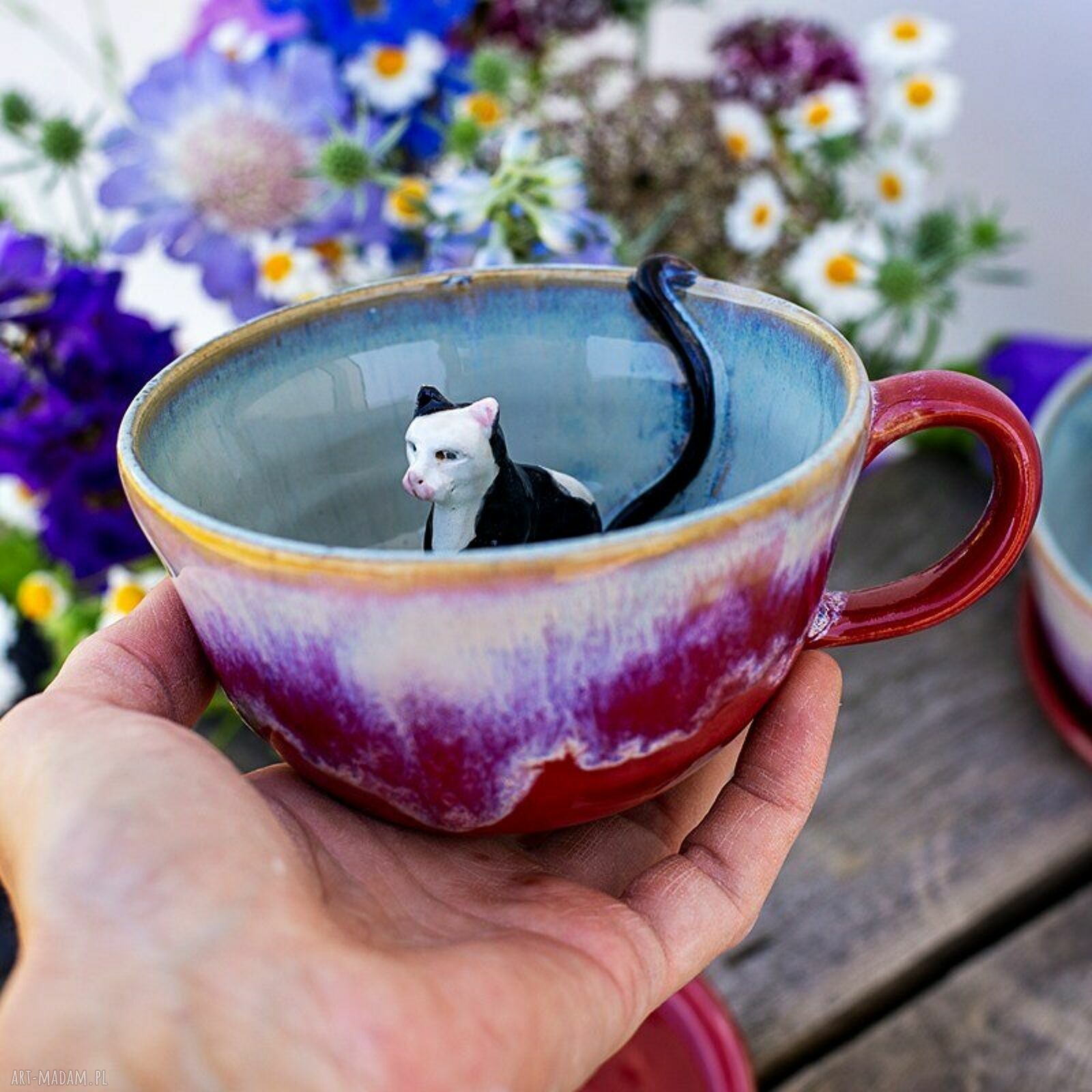 Filiżanka z figurką kota - czerwona koronka Pale blue, ok. 310 ml, biało-czarna handmade, z talerzykiem