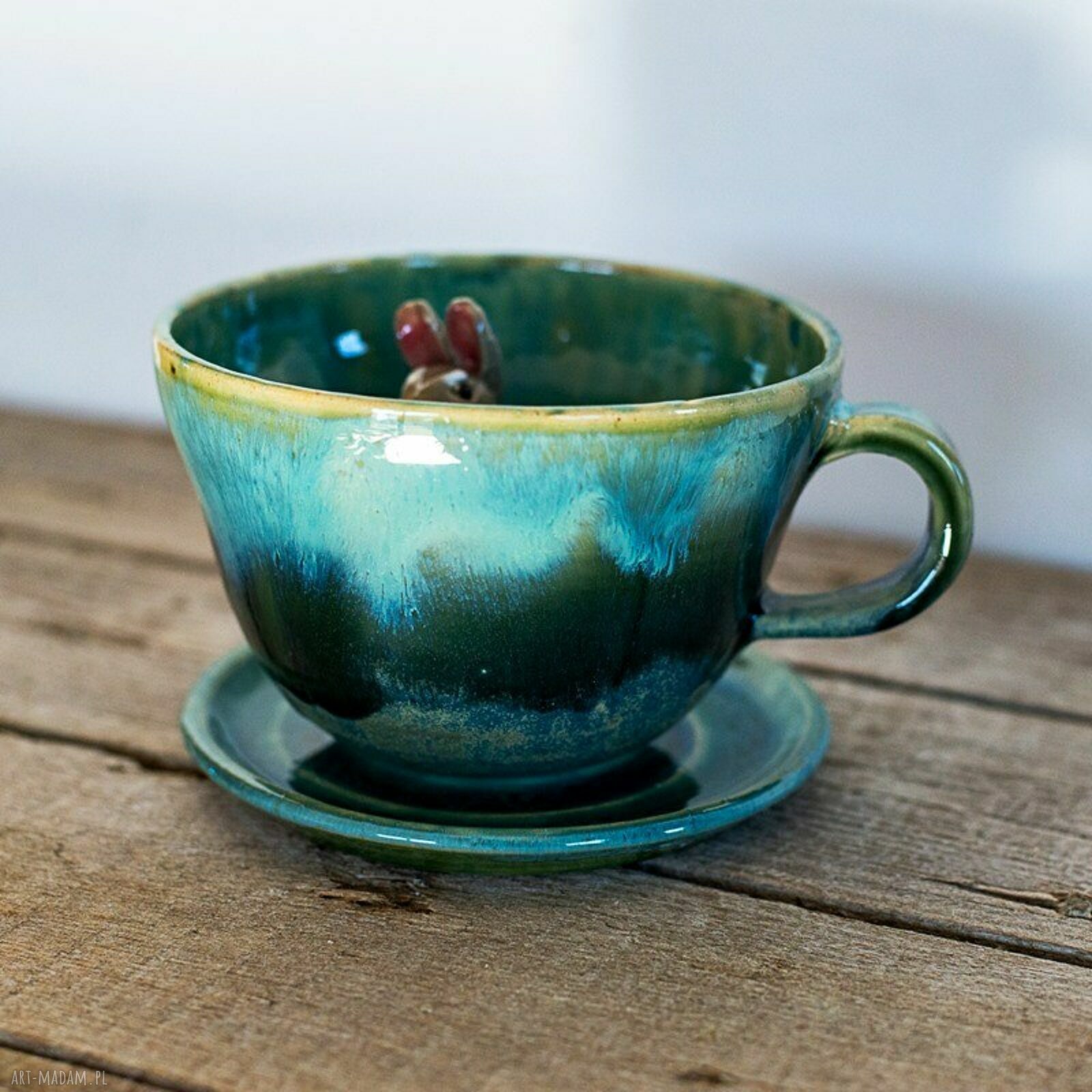 Turkusowa filiżanka ceramiczna z figurką królika - Leśne jeziorko, 380 ml