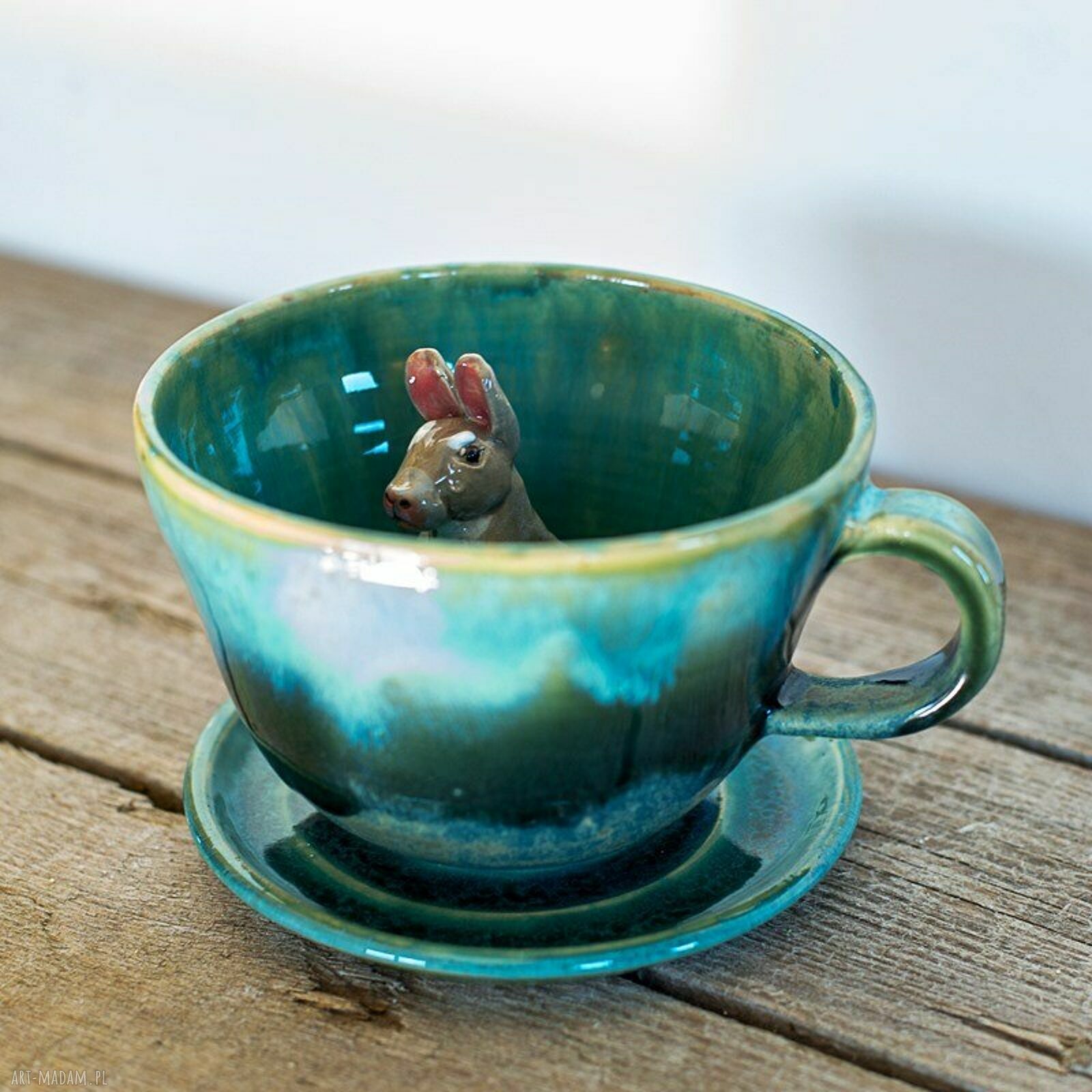 Turkusowa filiżanka ceramiczna z figurką królika - Leśne jeziorko, 380 ml