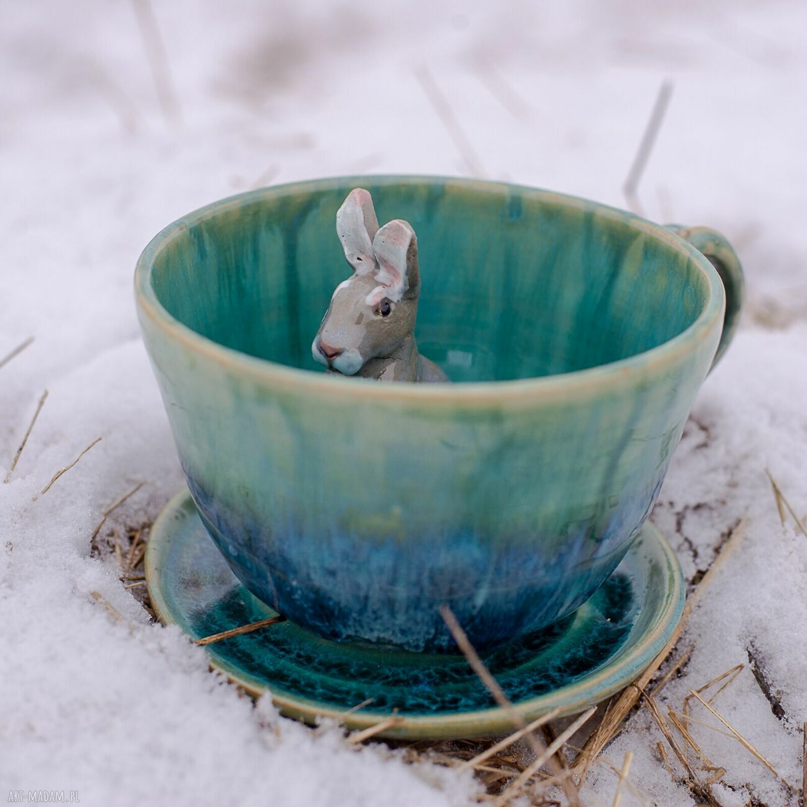 Filiżanka z figurką królika "Leśne jeziorko" - rękodzieło ceramiczne, ok. 300 ml