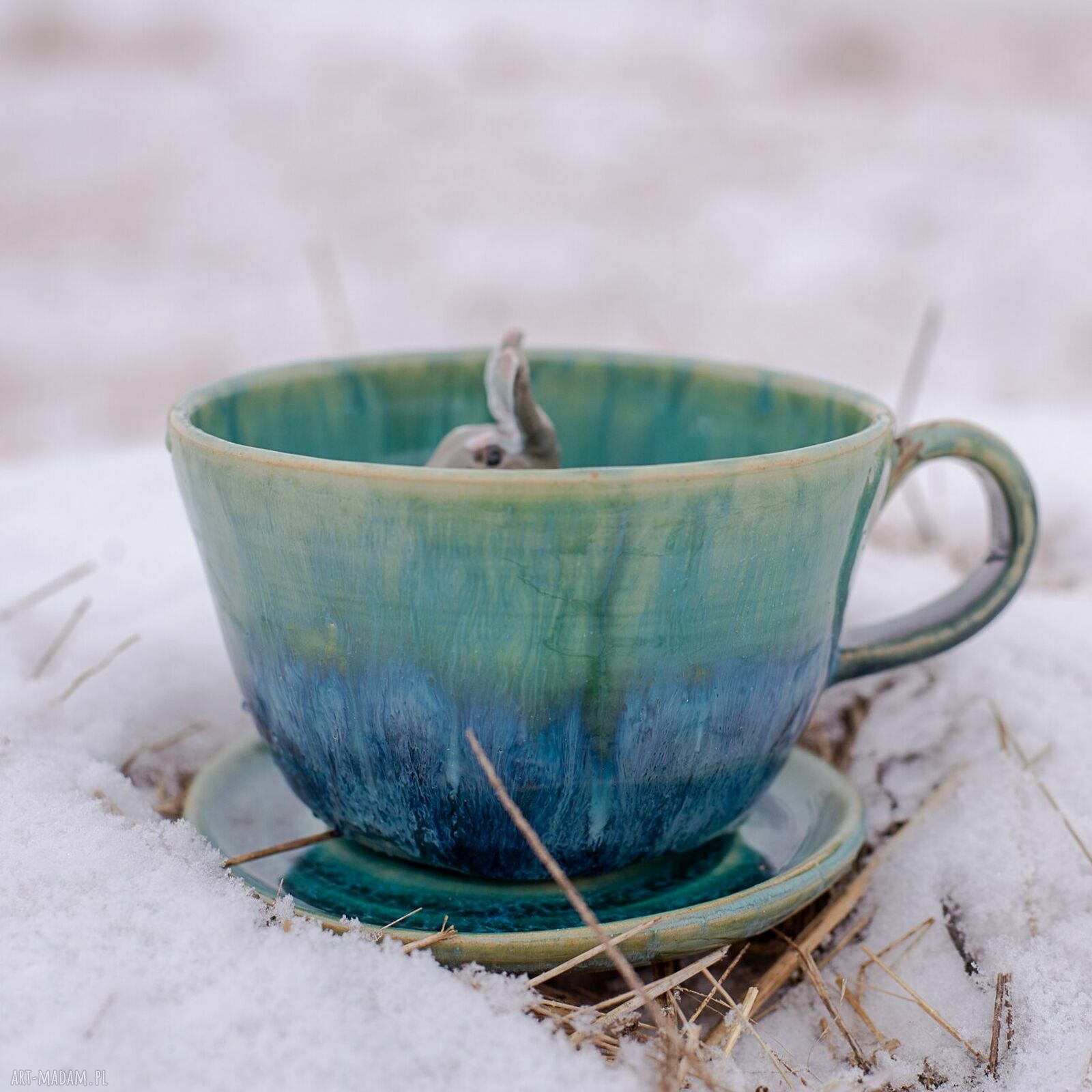 Filiżanka z figurką królika "Leśne jeziorko" - rękodzieło ceramiczne, ok. 300 ml