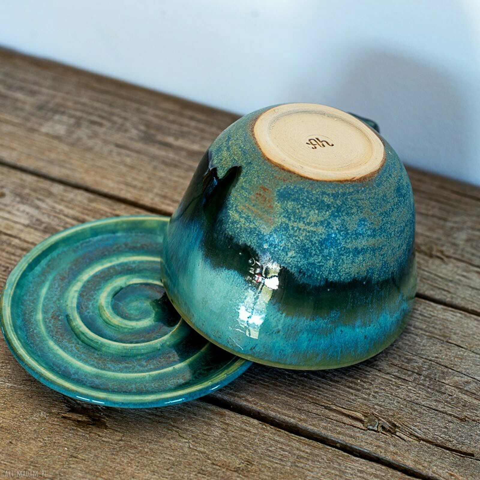Turkusowa filiżanka ceramiczna z figurką królika - Leśne jeziorko, 380 ml