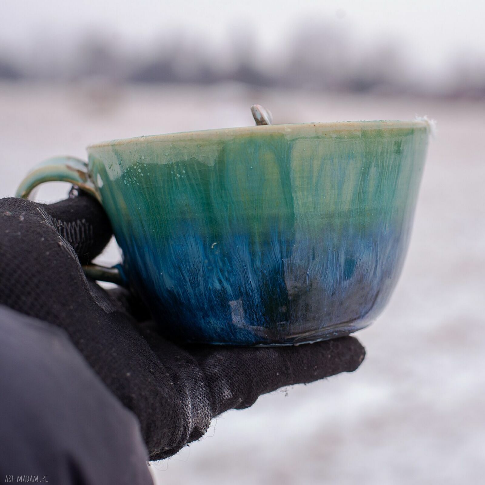 Filiżanka z figurką królika "Leśne jeziorko" - rękodzieło ceramiczne, ok. 300 ml