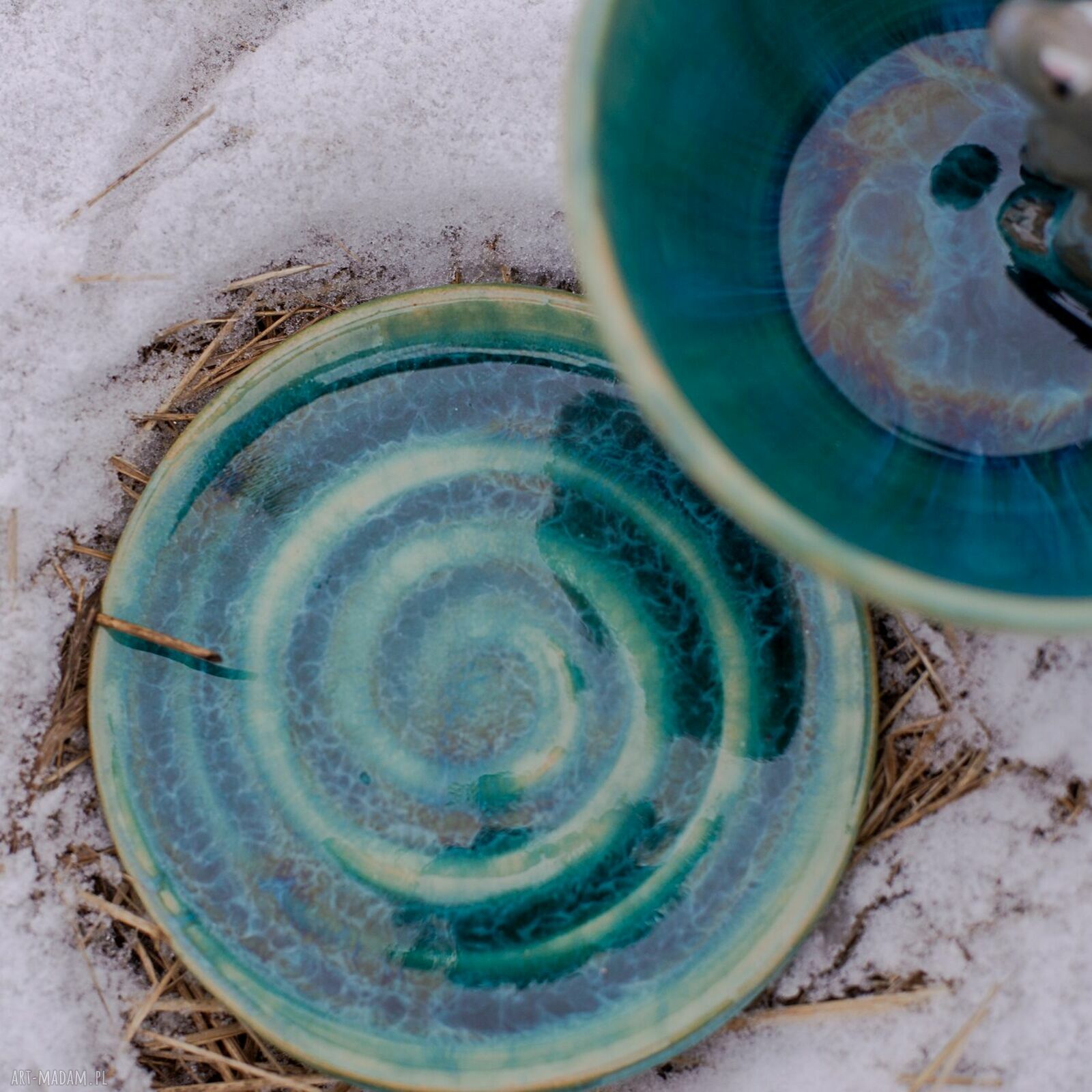 Filiżanka z figurką królika "Leśne jeziorko" - rękodzieło ceramiczne, ok. 300 ml