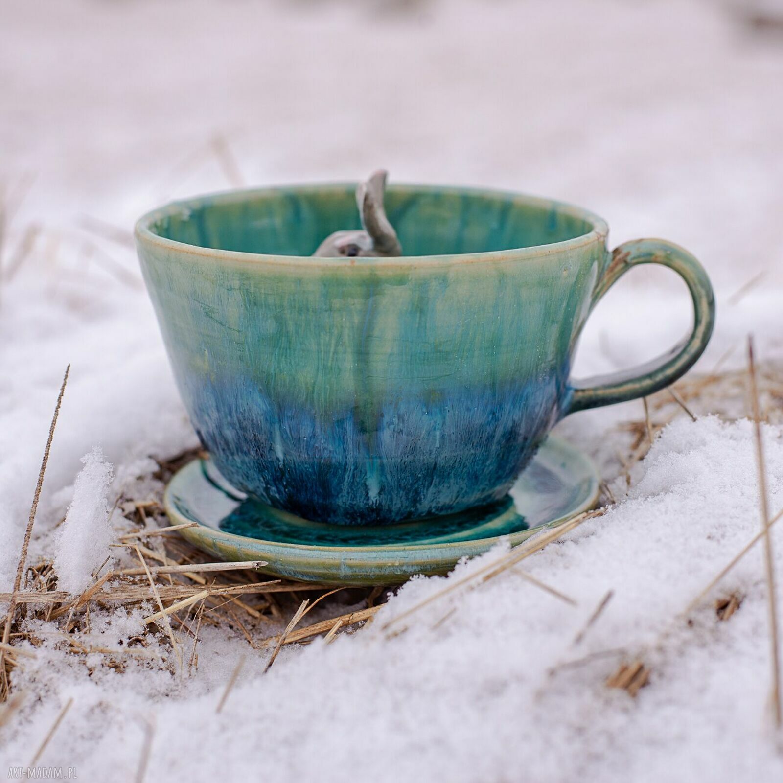 Filiżanka z figurką królika "Leśne jeziorko" - rękodzieło ceramiczne, ok. 300 ml