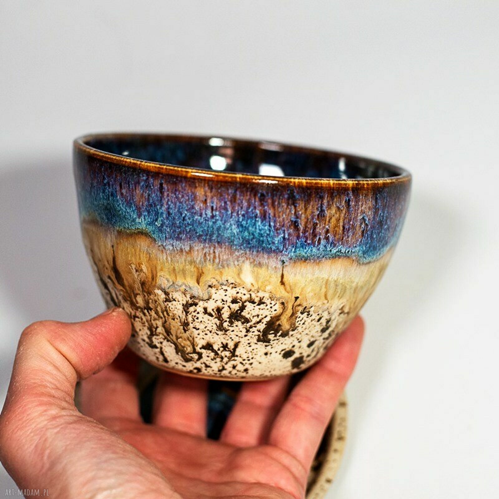 Filiżanka ceramiczna z figurką żabki - nakrapiany opal (ok 370-380 ml)