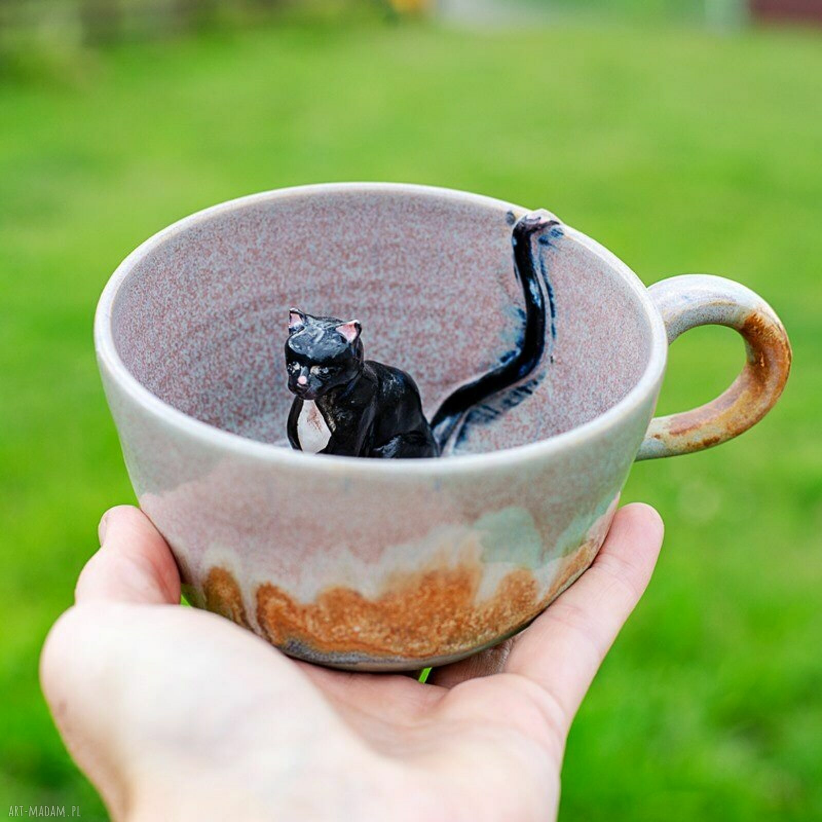 Filiżanka z figurką kota Tundra - rękodzieło ceramiczne ok. 290 ml (czarna)