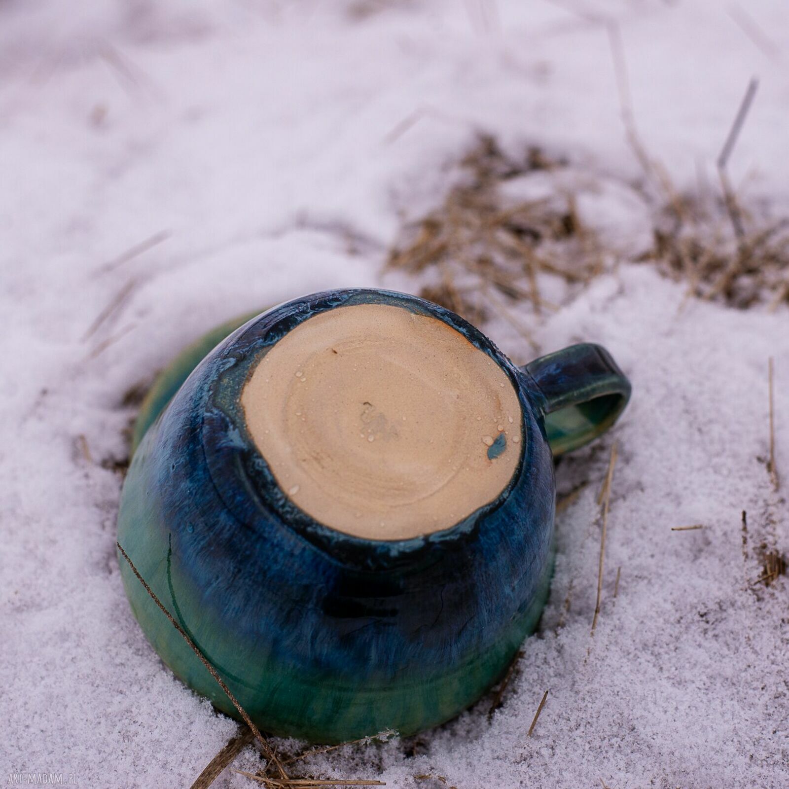 Filiżanka z figurką królika "Leśne jeziorko" - rękodzieło ceramiczne, ok. 300 ml