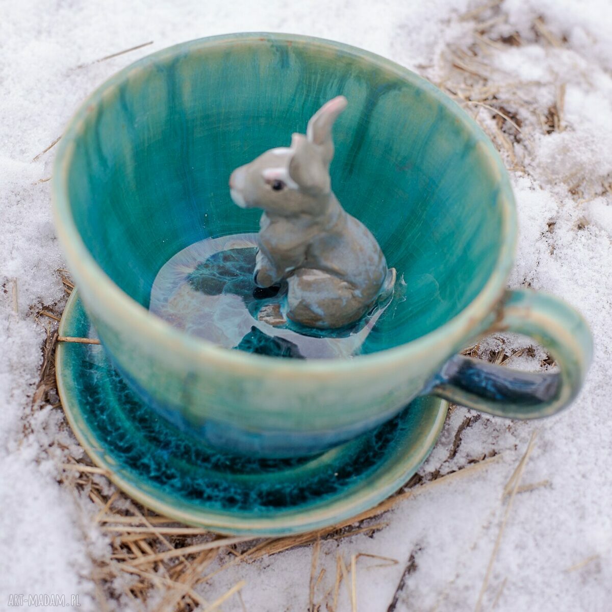 Filiżanka z figurką królika "Leśne jeziorko" - rękodzieło ceramiczne, ok. 300 ml