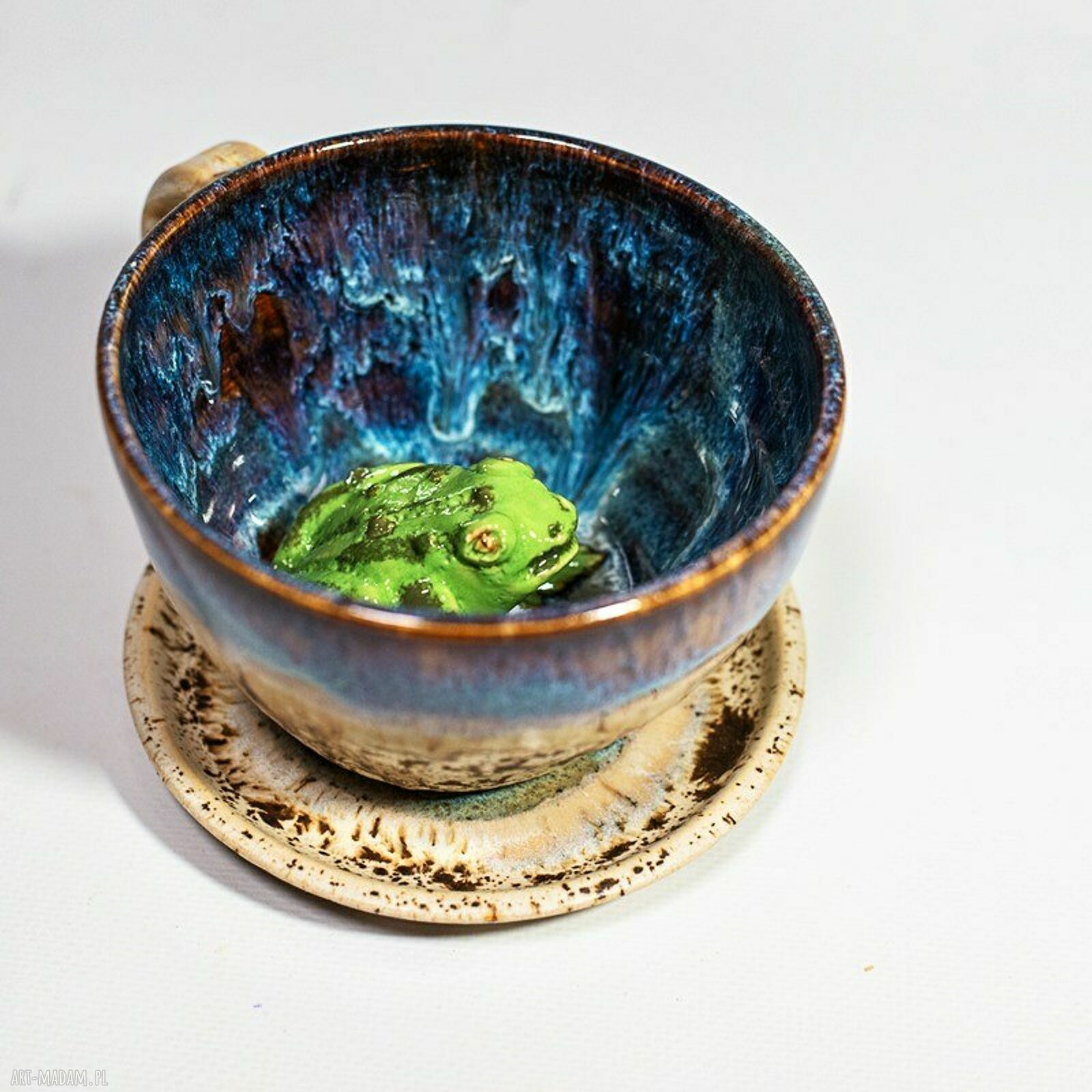 Filiżanka ceramiczna z figurką żabki - nakrapiany opal (ok 370-380 ml)