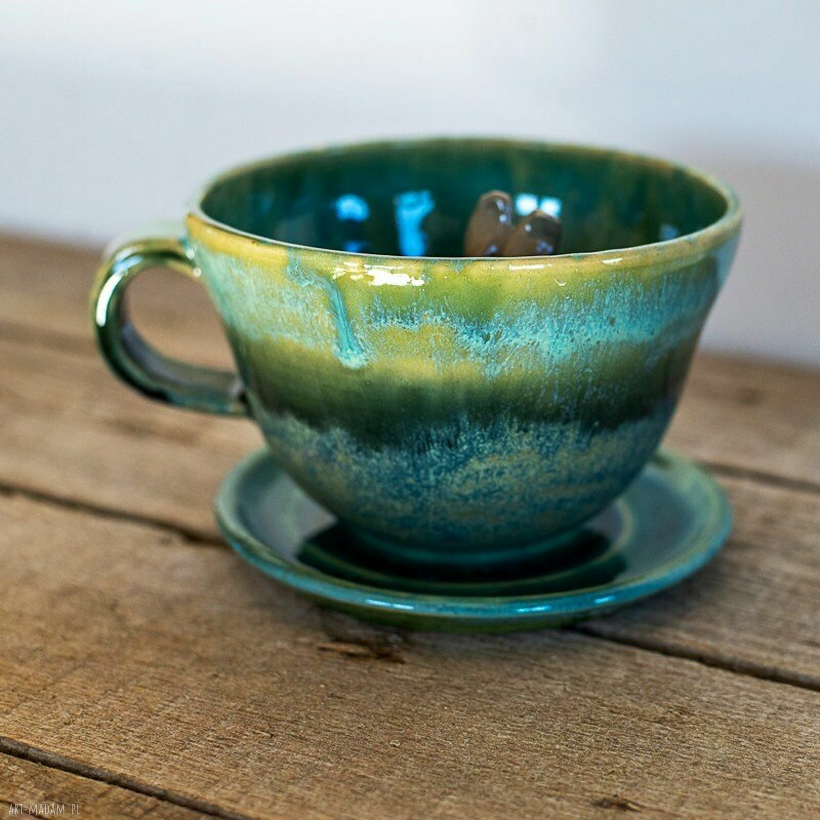 Turkusowa filiżanka ceramiczna z figurką królika - Leśne jeziorko, 380 ml