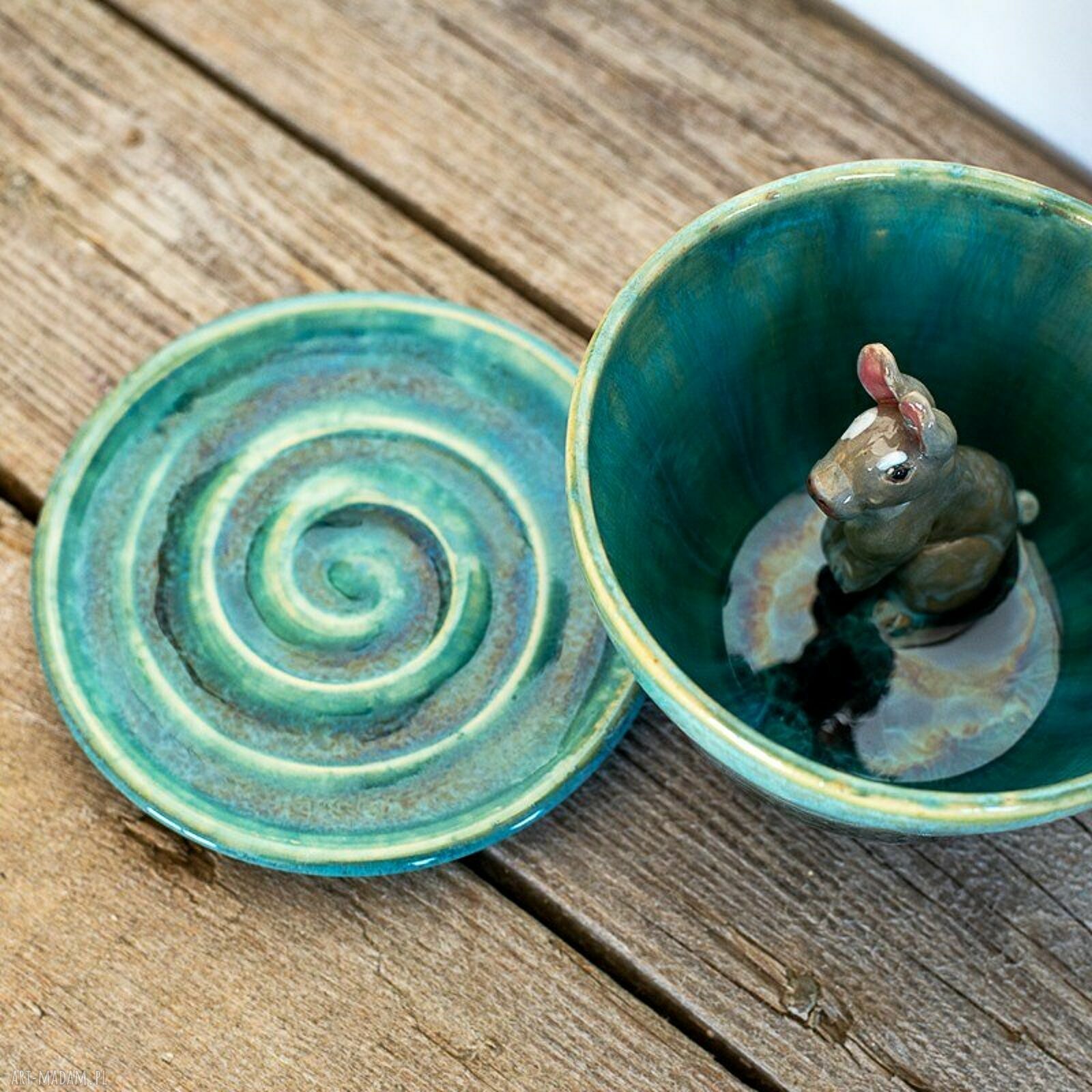 Turkusowa filiżanka ceramiczna z figurką królika - Leśne jeziorko, 380 ml