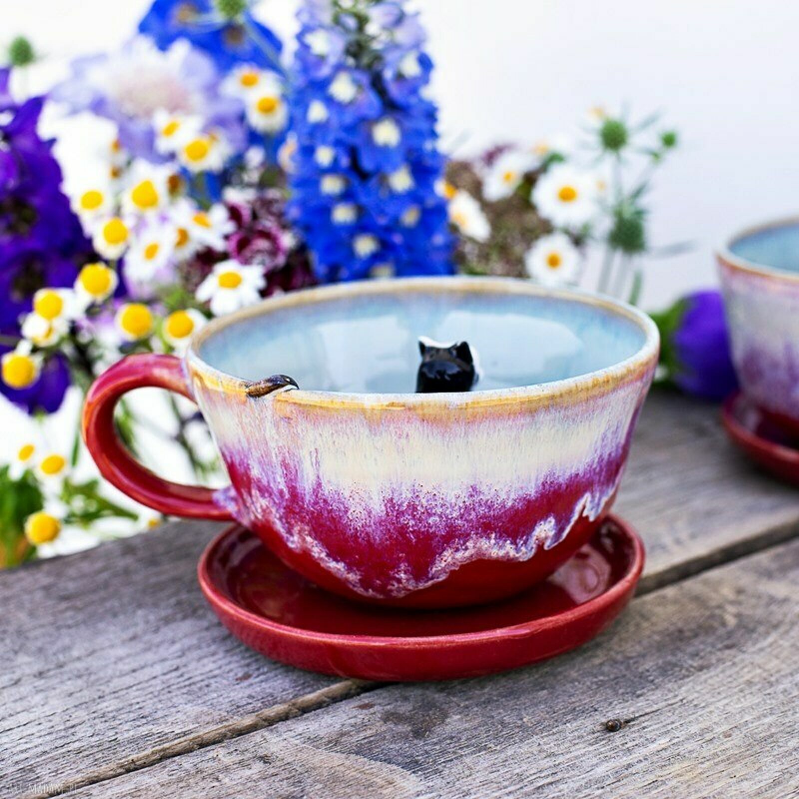 Filiżanka z figurką kota - czerwona koronka Pale blue, ok. 310 ml, biało-czarna (handmade, z talerzykiem)