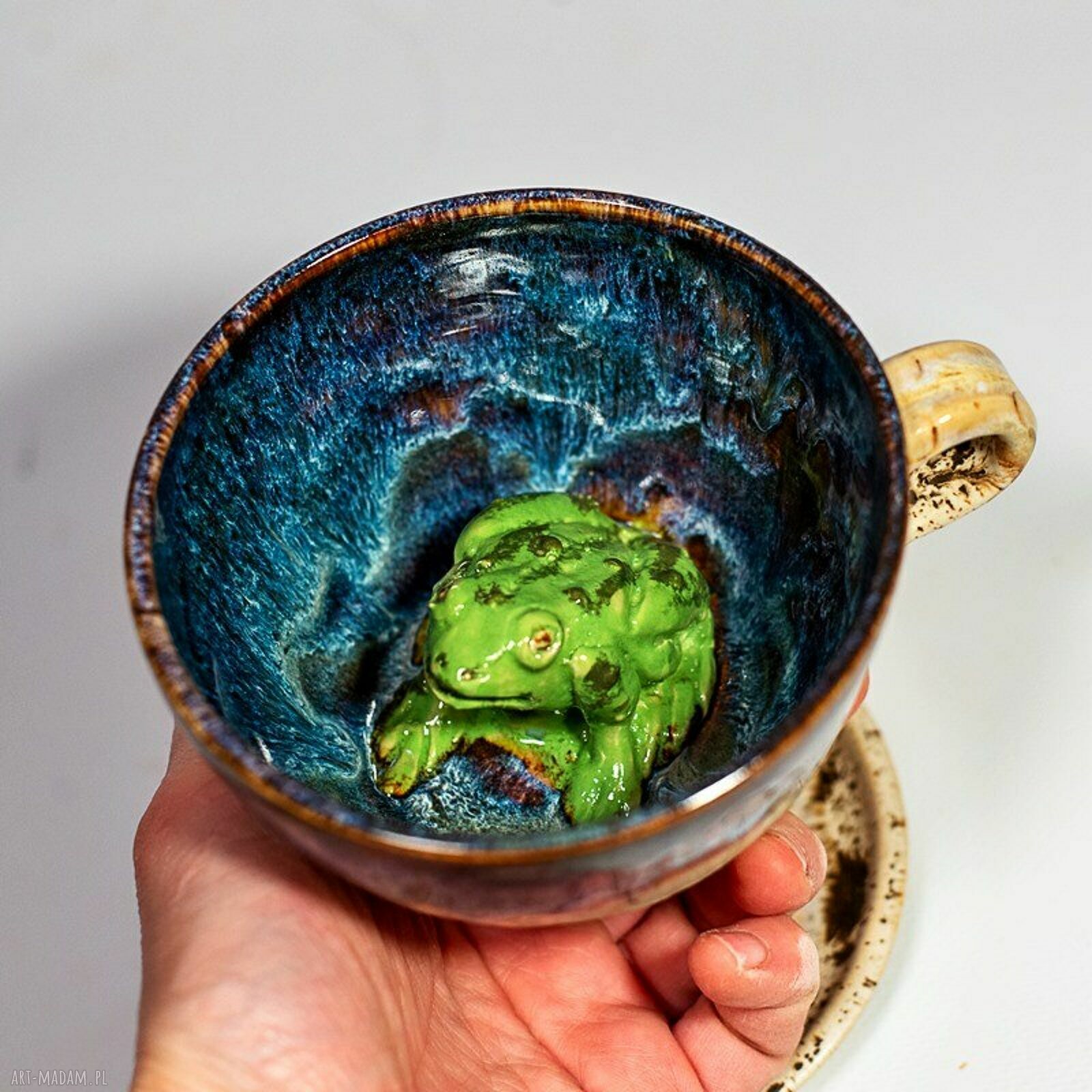 Filiżanka ceramiczna z figurką żabki - nakrapiany opal (ok 370-380 ml)