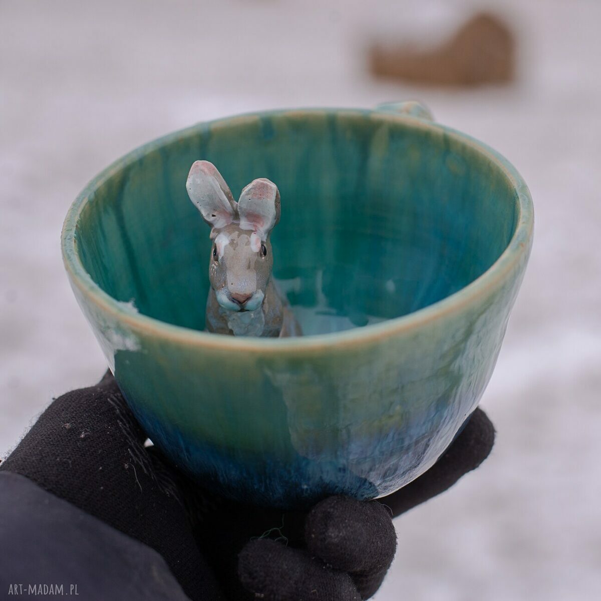 Filiżanka z figurką królika "Leśne jeziorko" - rękodzieło ceramiczne, ok. 300 ml
