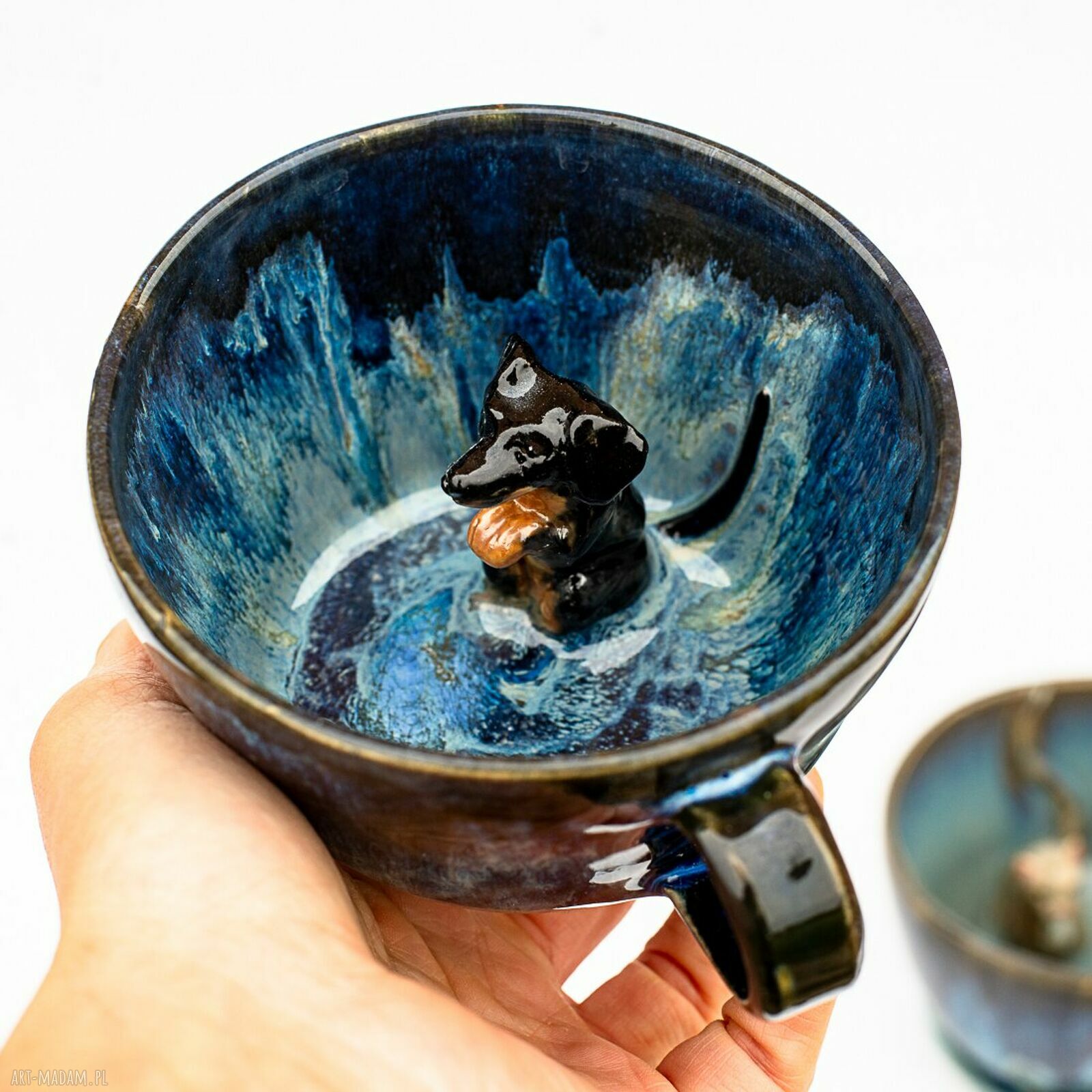 Filiżanka z jamnikiem Kasjopea Dark 380 ml - rękodzieło ceramiczne z talerzykiem