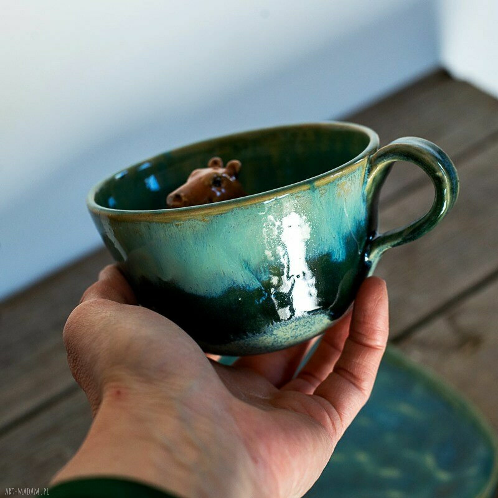 Filiżanka z kapibarą „Seledynowe jeziorko” - rękodzieło ceramiczne ok. 350 ml