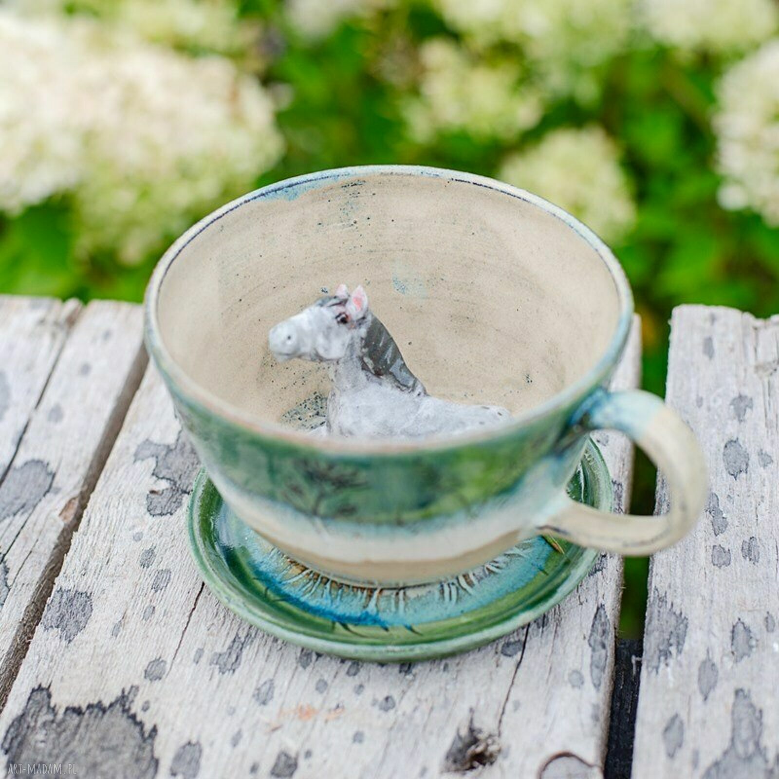 Filiżanka z koniem w zielono-beżowej ceramice, 350 ml