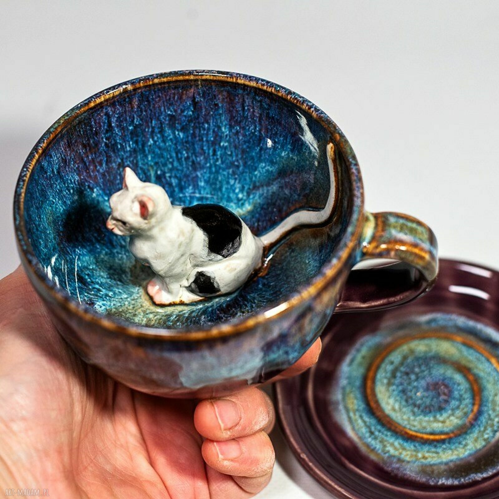 Ręcznie toczona filiżanka ceramiczna z kotem Violet opal - ok. 300 ml (komplet z talerzykiem)