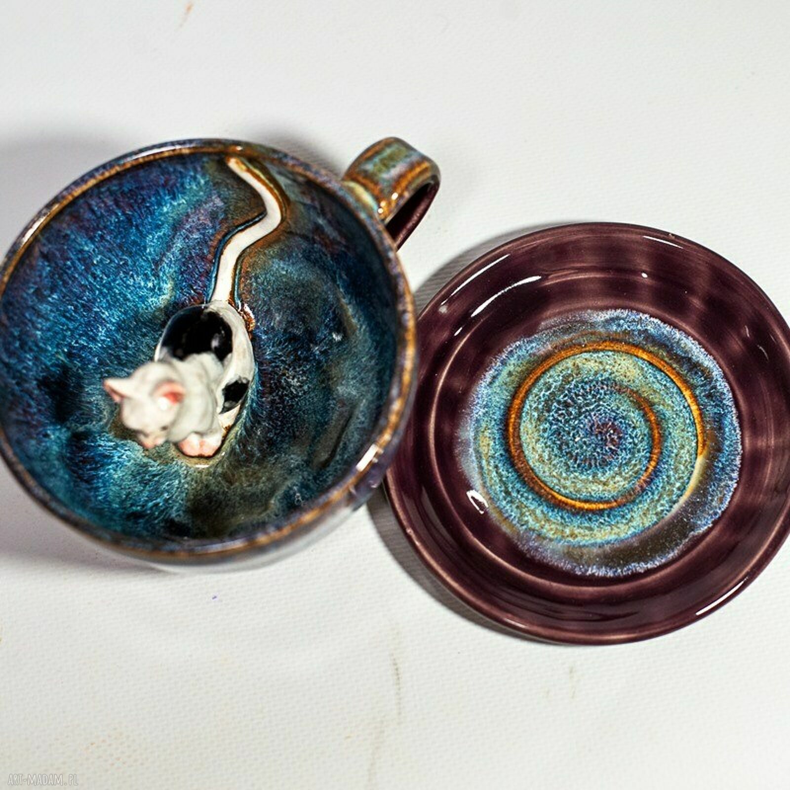 Ręcznie toczona filiżanka ceramiczna z kotem Violet opal - ok. 300 ml (komplet z talerzykiem)