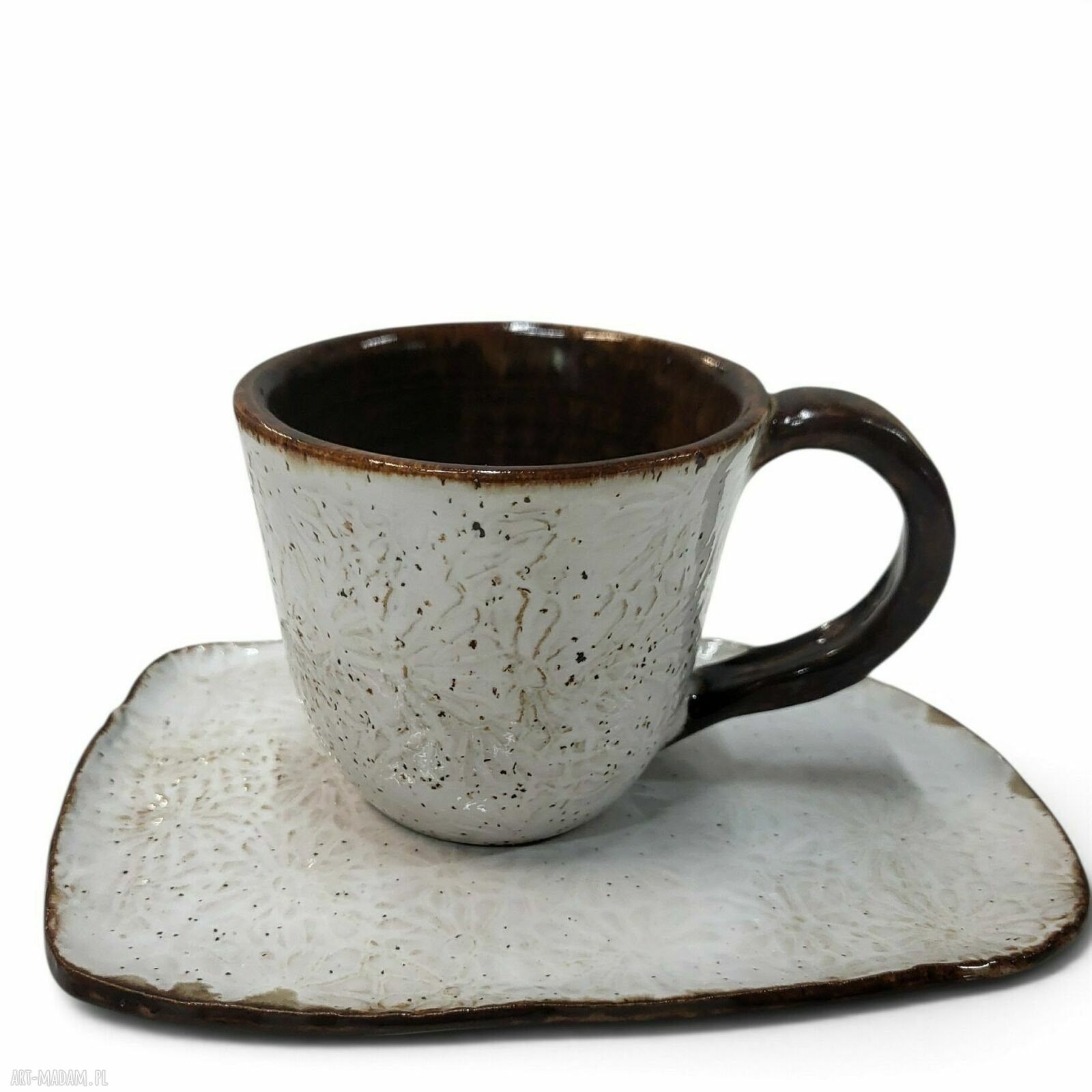 Ręcznie robiona filiżanka ceramiczna z podstawkiem