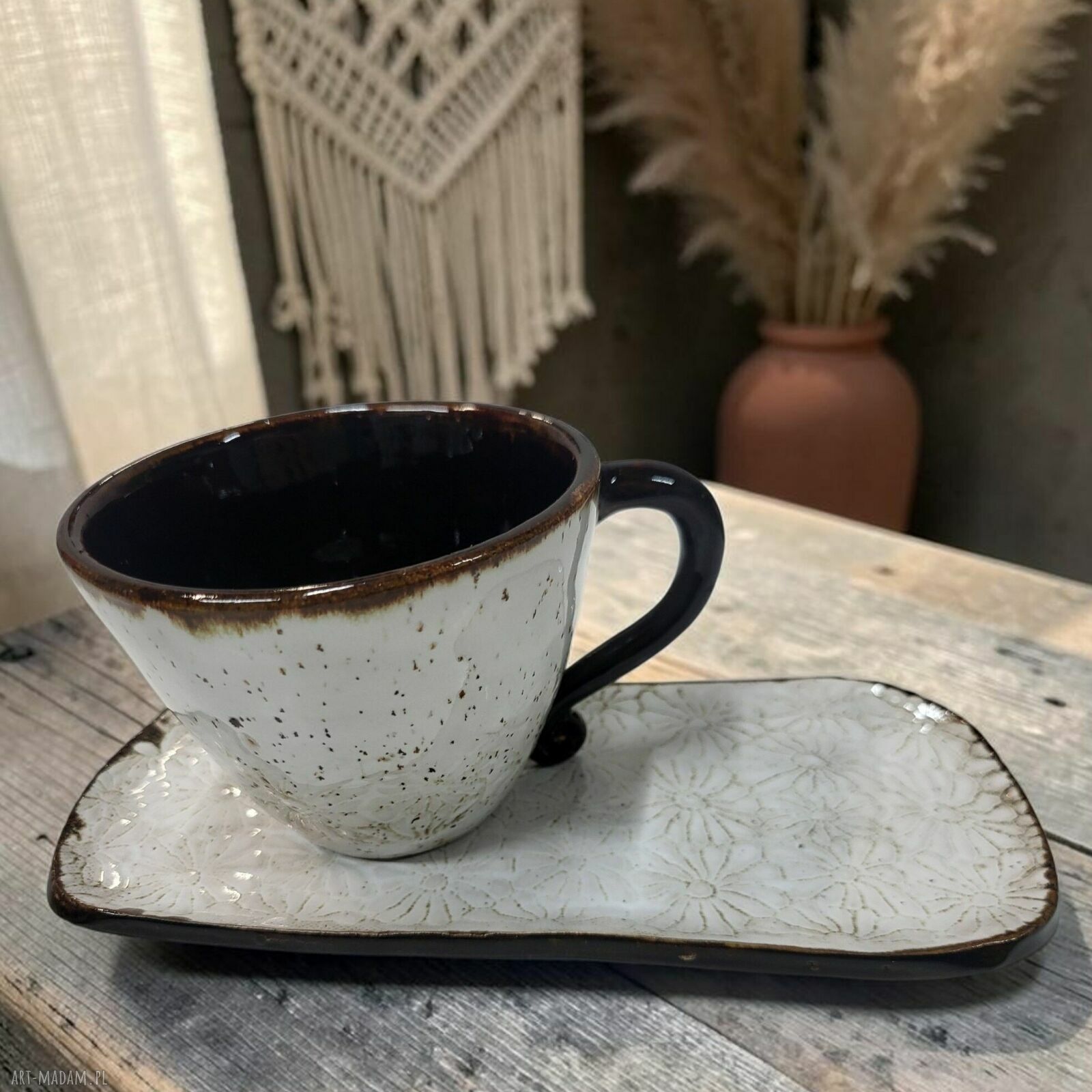 Ręcznie robiona filiżanka ceramiczna z podstawką