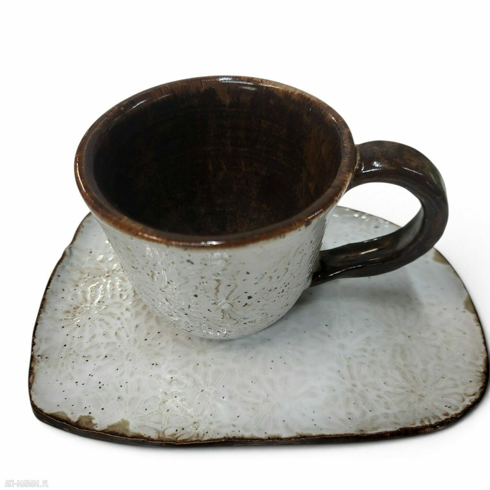 Ręcznie robiona filiżanka ceramiczna z podstawkiem