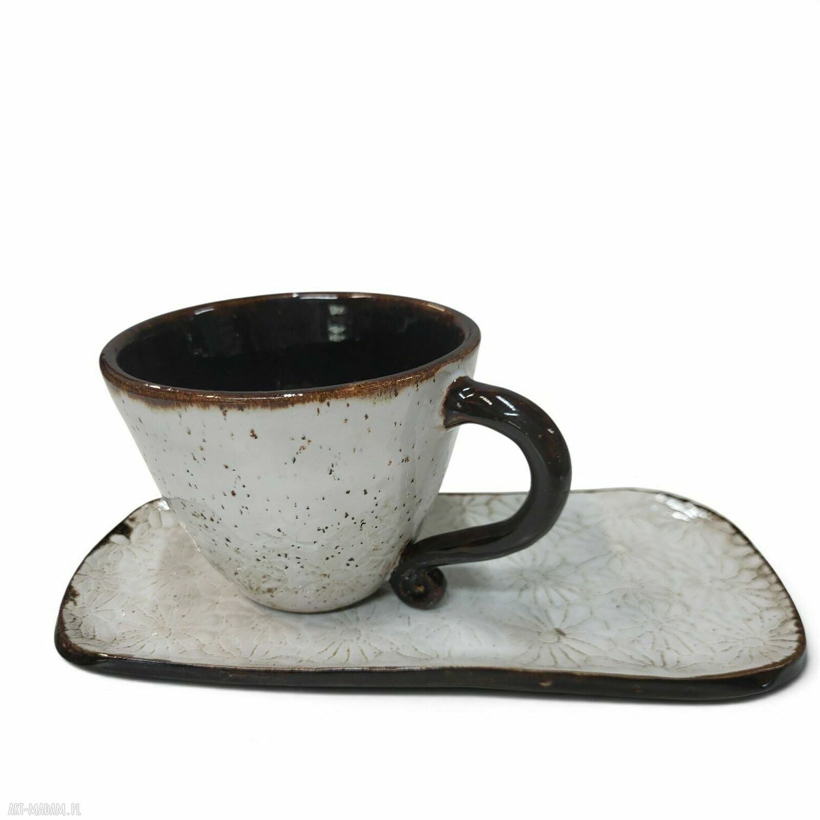 Ręcznie robiona filiżanka ceramiczna z podstawką