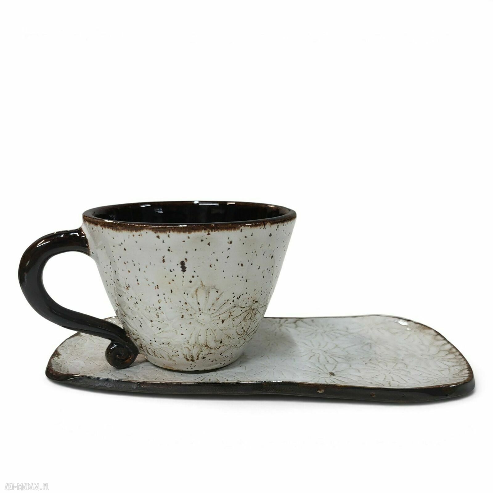 Ręcznie robiona filiżanka ceramiczna z podstawką