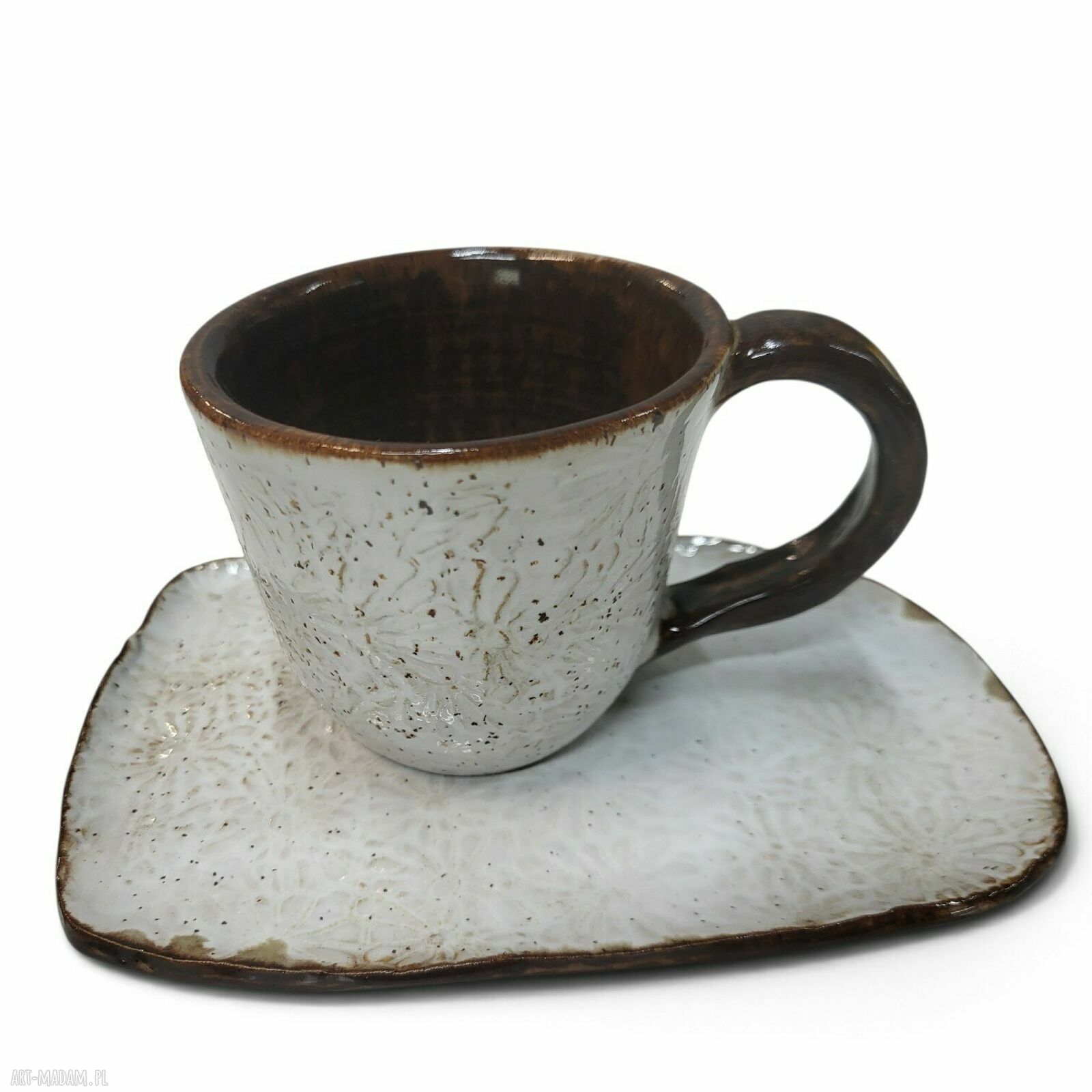 Ręcznie robiona filiżanka ceramiczna z podstawkiem