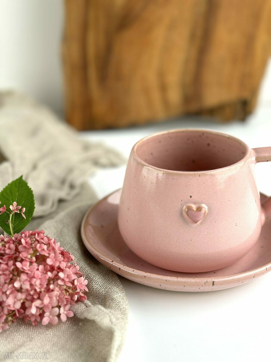 Różowa filiżanka ze spodkiem z sercem - handmade 250 ml