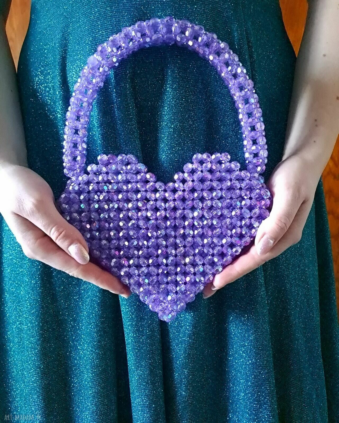 Fioletowa torebka w kształcie serca z koralików - do ręki handmade