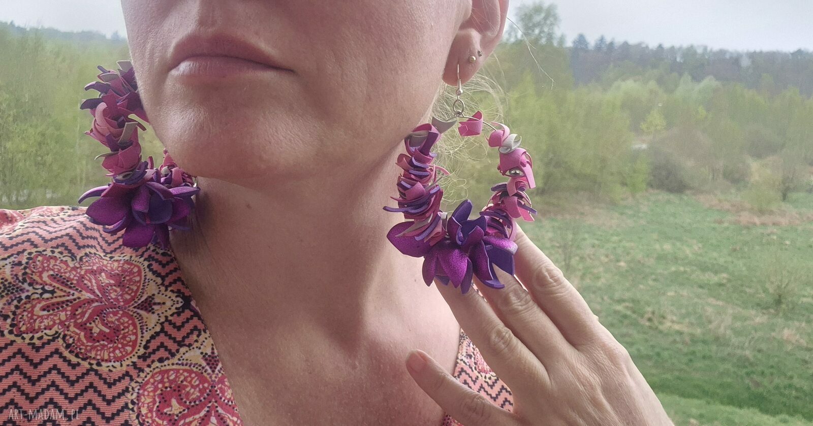 Fioletowe kolczyki boho w kwiaty na kołach - Ruda Klara