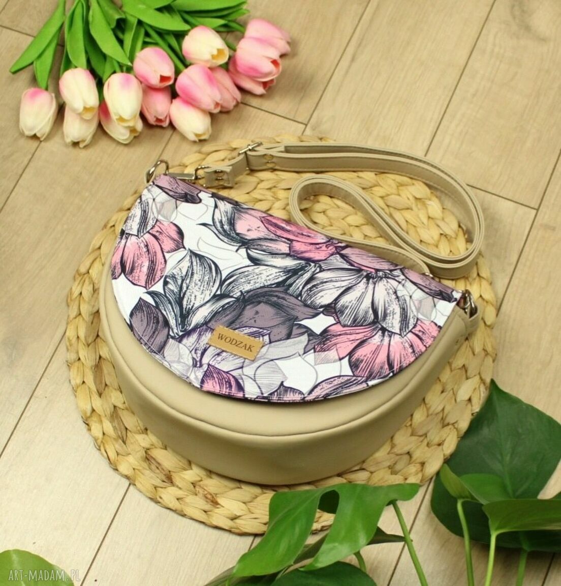 na ramię: Torebka damska Erin beżowa z klapką w magnolie ręczne wykonanie