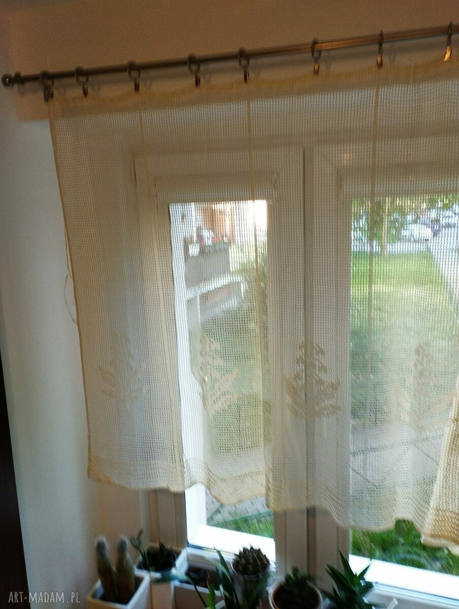 Firanka szydełkowa ecru z bawełnianych nici - ręcznie robiona dekoracja okna