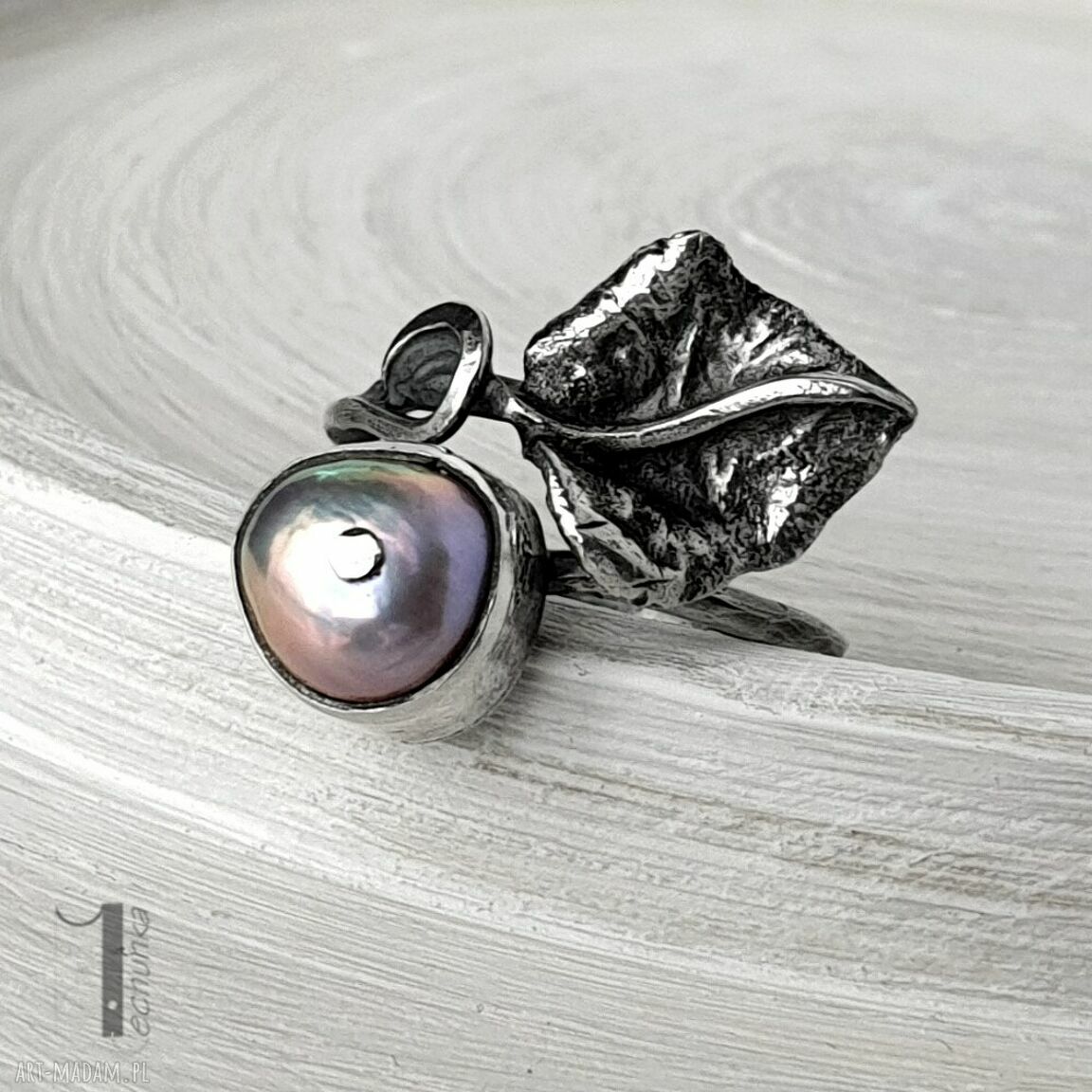 Fleur - srebrny pierścionek z perłą słodkowodną (metaloplastyka)