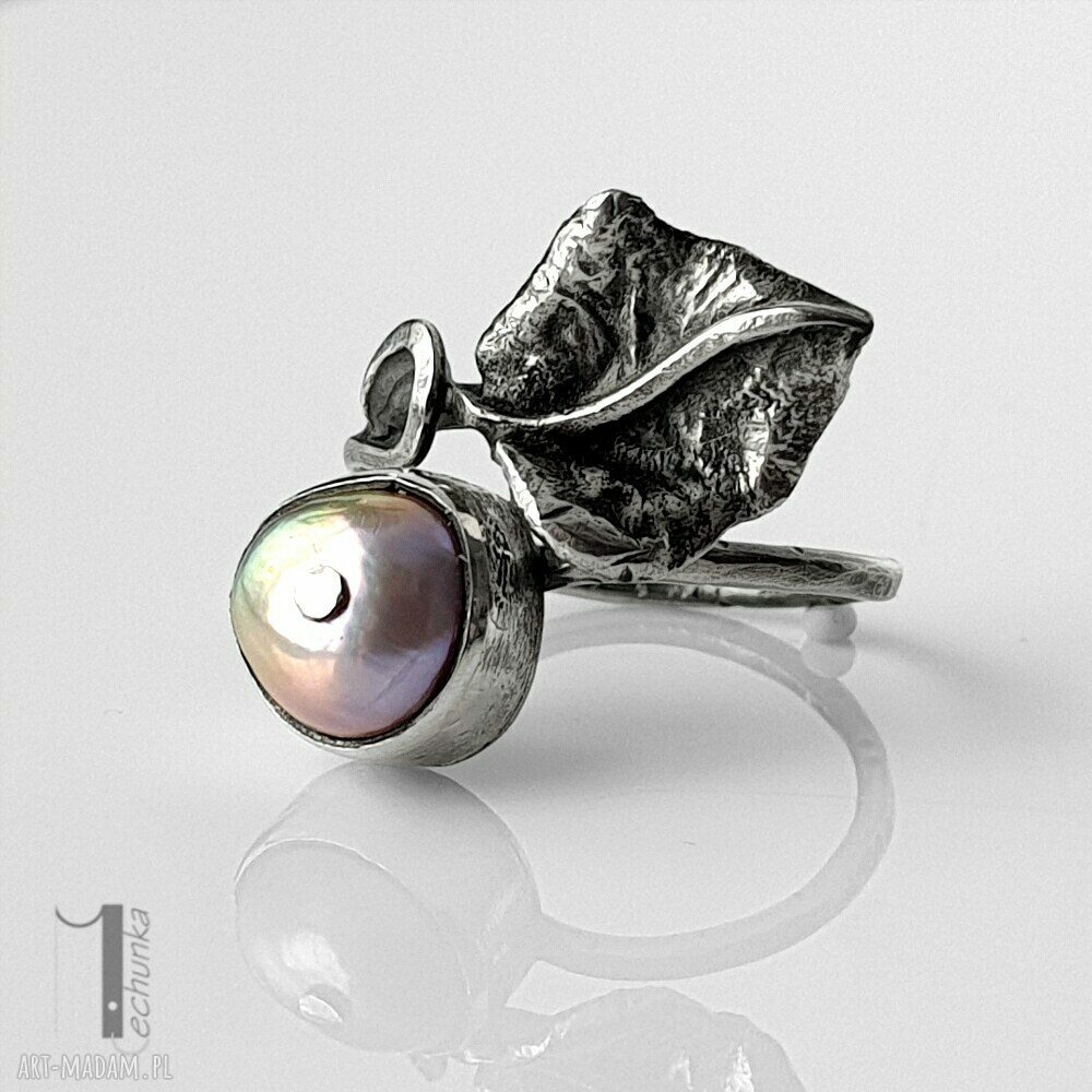 Fleur - srebrny pierścionek z perłą słodkowodną (metaloplastyka)