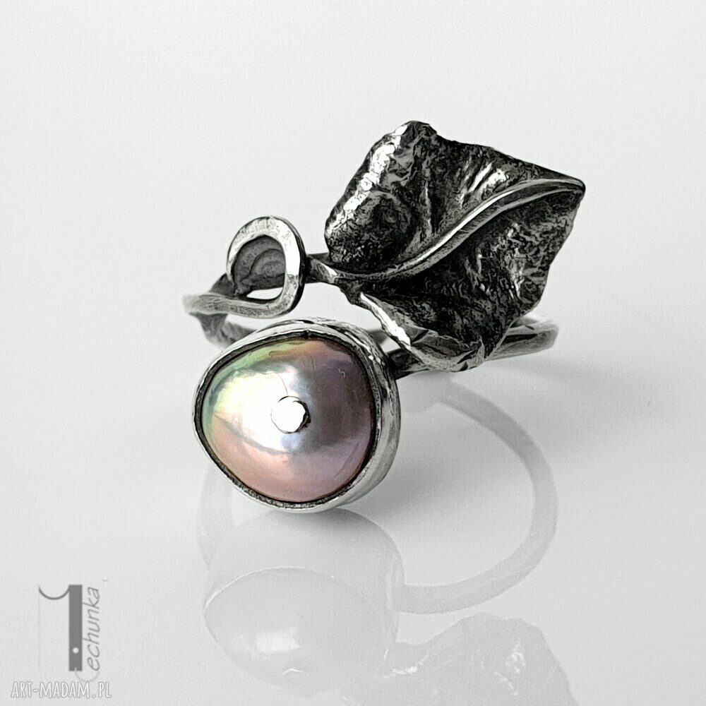Fleur - srebrny pierścionek z perłą słodkowodną (metaloplastyka)