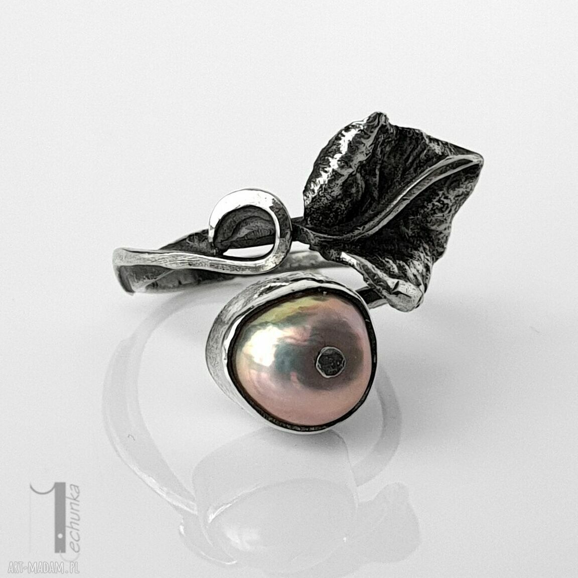 Fleur - srebrny pierścionek z perłą słodkowodną (metaloplastyka)
