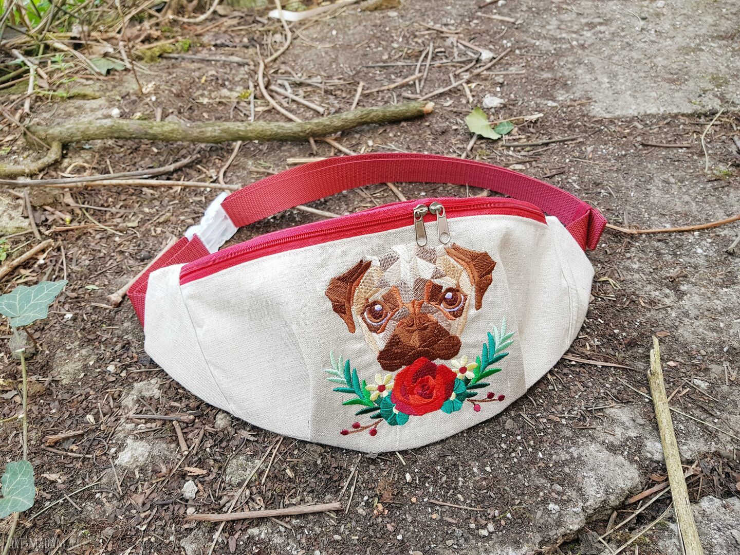 Floral Pug - nerka w kwiaty z uroczym psem, prezent na każdą okazję