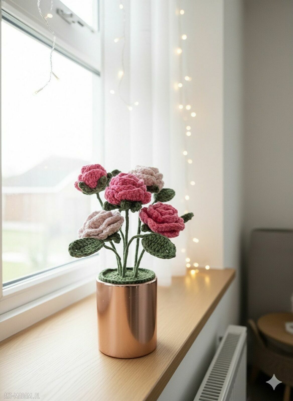 Flower box z 5 szydełkowanych róż i liści w połyskującej różowej doniczce