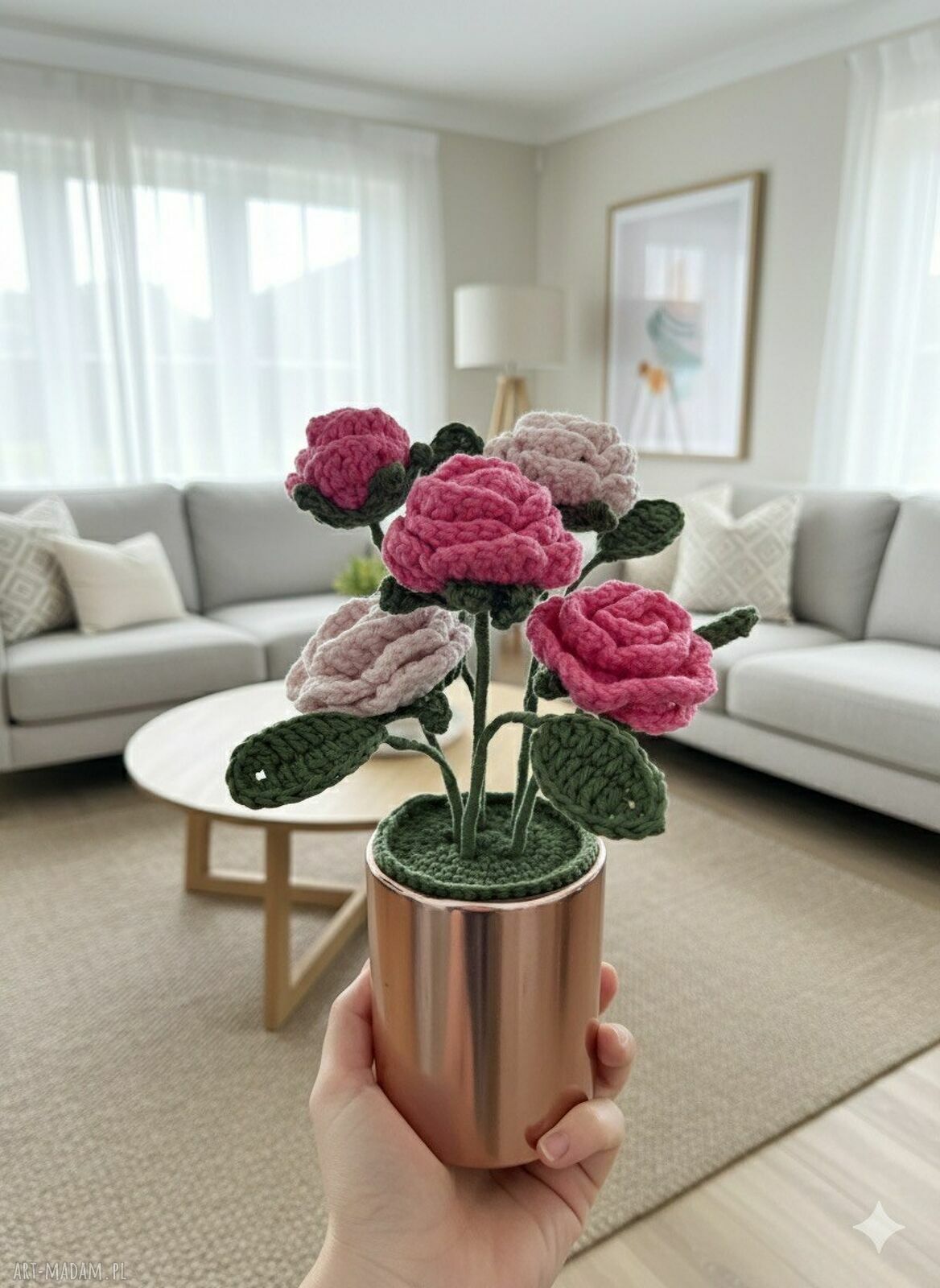 Flower box z 5 szydełkowanych róż i liści w połyskującej różowej doniczce