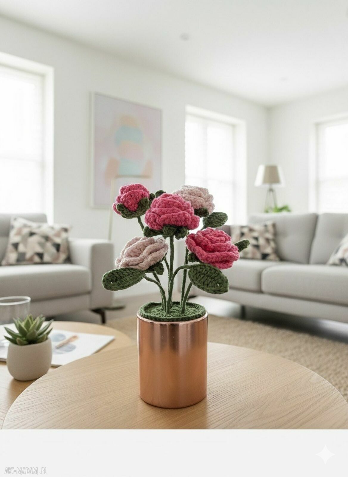 Flower box z 5 szydełkowanych róż i liści w połyskującej różowej doniczce
