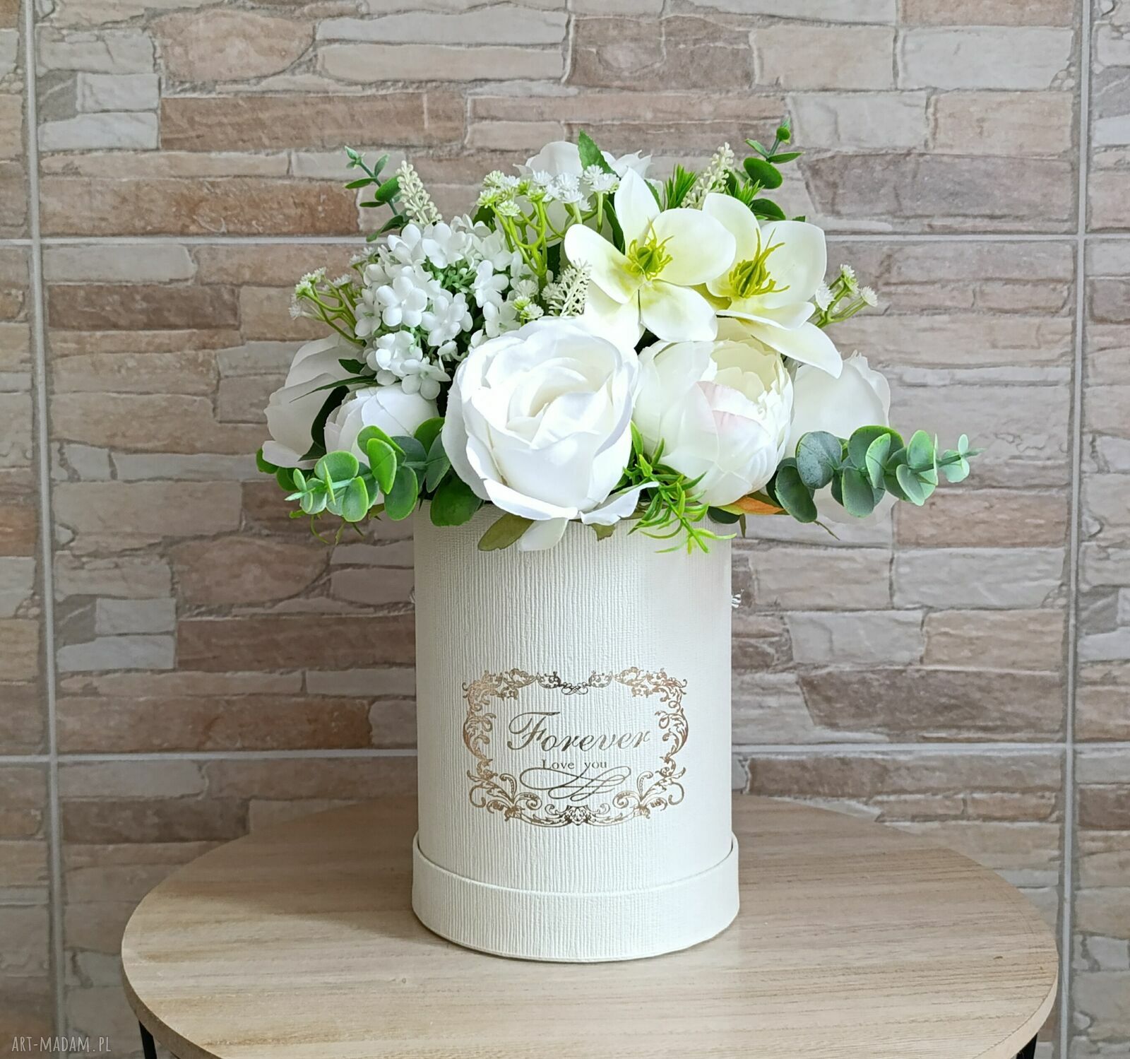 Kremowy flowerbox ze sztucznymi kwiatami i złotymi napisami - dekoracja do domu