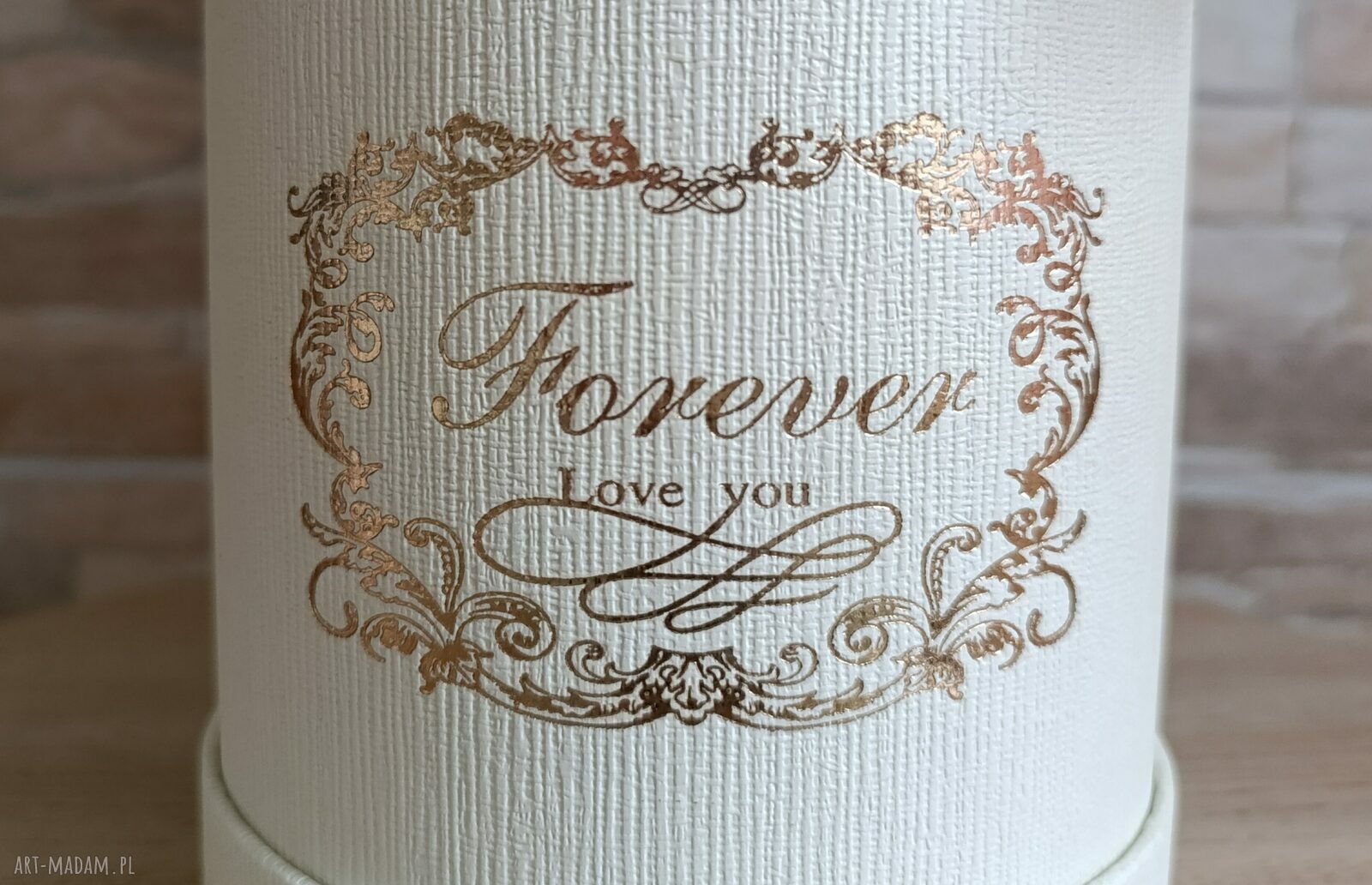 Kremowy flowerbox ze sztucznymi kwiatami i złotymi napisami - dekoracja do domu