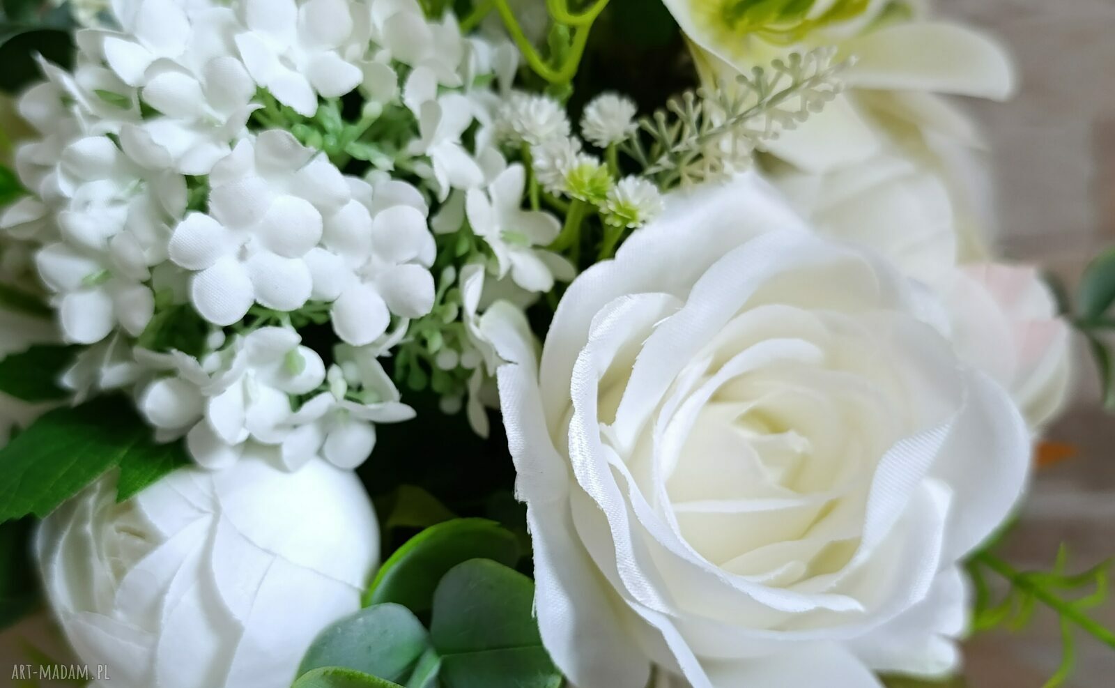 Kremowy flowerbox ze sztucznymi kwiatami i złotymi napisami - dekoracja do domu